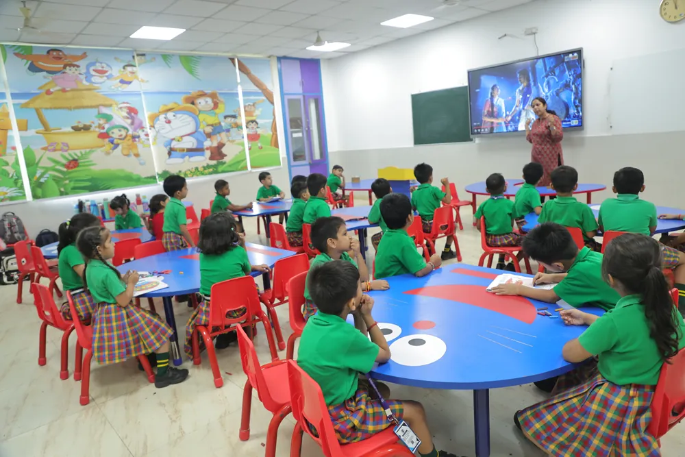 A class at the round tables in the activity room