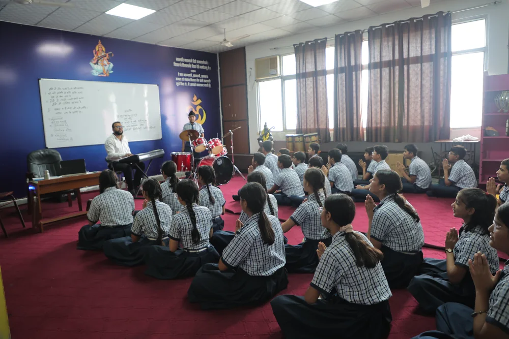 The seminar room from the back, the class facing the board